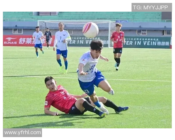 足球球星跨界挑战三分球 投身篮球场的惊艳表现与背后故事